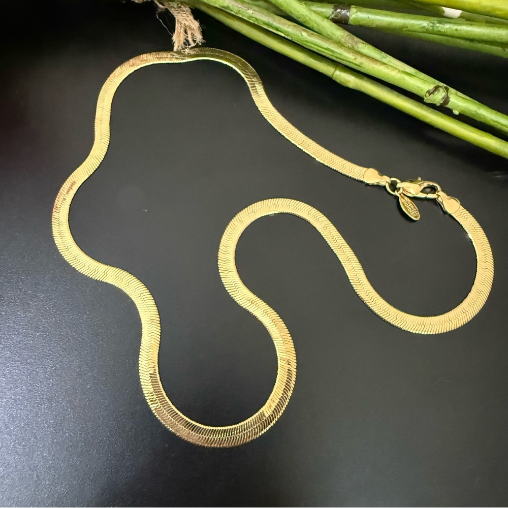 Vintage AMERICAN SHOWCASE Gold-tone Herringbone Flat Chain 18” Necklace 12g.